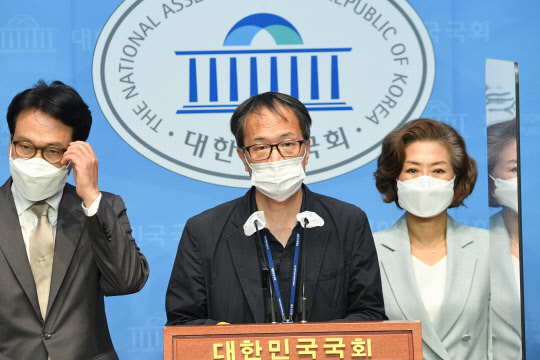 박주민(가운데) 의원이 지난 3일 국회 소통관에서 '윤석열 전 검찰총장의 여권인사 고발사주 의혹'에 대한 기자회견을 하고 있다. 연합뉴스